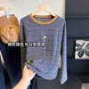 Clásica y versátil, esta camiseta de manga larga a rayas, con detalles en naranja, elástica, cómoda y suave, es perfecta como capa base o como top para principios de otoño para mujer.
