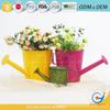 Maceta de metal decorativa de jardín al por mayor de 4.5 pulgadas, color amarillo brillante, maceta de metal galvanizado con forma de regadera con asa