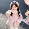 Chaqueta de forro polar para niña invierno 2026 nuevo estilo niña bebé engrosada cálida de longitud media ropa de invierno para niños suéter esponjoso