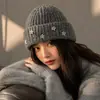 Gorro de Tricô com Circunferência de Cabeça Grande, Design de Estrela, Estilo Americano, Proteção para Orelhas, Novo Modelo Outono e Inverno 2026 para Mulheres, Gorro que Afina o Rosto