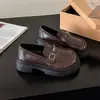 Mocassins de sola grossa estilo britânico para mulheres, novo modelo outono 2026, sapatos pretos slip-on com fivela de metal, versáteis para o dia a dia