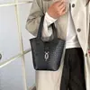 Otoño 2026 Nuevo Retro Gran Capacidad Textura de Alta Calidad Elegante Textura Tejida Simple Versátil Bolso de Cubo de Mano Cruzado