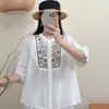 Camisa corta de algodón y lino con bordado artístico, corte slim, de un solo botón, nuevo estilo de verano, top elegante y versátil de manga tres cuartos para mujer