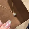 Novo colar de zircônia brilhante com pingente de cadeado pequeno para mulheres, luxo leve, único e criativo, pingente de cadeado na cor dourada, corrente para clavícula de aço inoxidável, moderno
