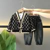 Conjunto de Roupa Masculina para Primavera e Outono 2026 Novo Estiloso Moda Bebê Suéter Conjunto de Três Peças Jeans Fresco e Estiloso para Crianças Pequenas