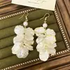 Pendientes de perla de camelia nuevos de primavera y verano pendientes de flor de temperamento para mujer pendientes de pétalos de lujo de alta gama venta al por mayor