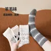 Calcetines de media pantorrilla para mujer, calcetines a rayas estilo coreano, calcetines de lana gruesos y cálidos para otoño e invierno, calcetines largos con estampado Fair Isle
