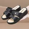 Novas Chinelas Femininas de Salto Anabela para Casa e Passeio, Leves, Modernas, Antiderrapantes, Resistentes ao Desgaste, Chinelos Elegantes para Meia-Idade Venda por Atacado