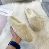 Novedad Otoño e Invierno 2025 Estilo Baotou Zapatos Planos de Medio Arrastre Zapatillas Peludas de Celebridad de Internet para Mujeres Zapatos Planos Perezosos Tipo Mula Zapatos de Algodón