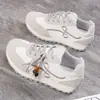 Zapatos de Entrenamiento Alemanes Lindos y Originales para Aumentar la Altura para Mujer Primavera/Verano 2026 Planos Versátiles de Moda con Cordones de Encaje y Perlas Zapatillas Casuales Mr526