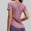 Camiseta Esportiva Fitness de Manga Curta com Tecido de Malha de Pêssego Europeia e Americana Transfronteiriça para Mulheres, Moldando o Peito e Respirável