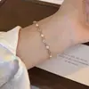 Pulseira Flor de Disco Escovado Vintage com Enrolamento de Contas, Novo Acessório de Pulseira Dourado de Alto Valor Criativo de Luxo Leve para Mulheres