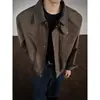 Chaqueta negra elegante de corte relajado para hombre, con un moderno diseño color block, un patchwork contrastante y una silueta corta estilo bomber, perfecta para el otoño.