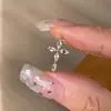Popular y deslumbrante collar de ballet con forma de cruz de Xiaohongshu con diseño de ojo de diamante, que exuda un encanto suave y elegante, perfecto para el uso diario y un estilo versátil como cadena para la clavícula