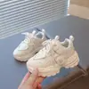 Zapatillas de papá para niños 2026 parte superior de piel suela gruesa cómodas transpirables versátiles de moda casual estilo otoño e invierno disponibles en negro y blanco
