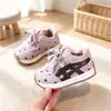 Tênis esportivos infantis 2026 outono novo modelo sapatos brancos para meninos sapatos casuais para meninas sapatos para bebês aprenderem a andar tênis Forrest Gump