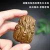 Sándalo Verde Tallado Pixiu Pie de Mano Adornos de Escritorio Madera Maciza Sin Pintar Mascota de Té Decoración de Coche Venta al por Mayor