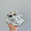 Tênis Respiráveis de Malha Infantil 2026 Novo Modelo de Outono Tênis Brancos com Fivela Rotativa para Meninas Tênis Leves 'Dad Shoes' para Meninos