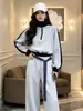 Conjunto deportivo casual para mujer en estilo relajado, súper estiloso para otoño, conjunto de dos piezas retro adelgazante con sudadera de color contrastante y pantalones de pierna ancha