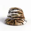 2026 Nuevo Sombrero de Pescador de Felpa Falsa de Visón Rayas de Tigre Otoño Invierno Cálido Protección para las Orejas Sombrero Cubo Moda Versátil Sombrero para Mujer