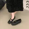 Cómodos zapatos Mary Jane para mujer, nueva colección otoño 2026, negros con remaches, detalle de flor de camelia y lazo, punta poco profunda, zapatos de vestir