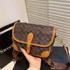 Bolsas Populares de Alta Costura para Mulheres 2025 Nova Bolsa de Enfermeira Bolsa de Ombro Transversal Estampada Bolsa Quadrada Pequena Versátil