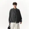 Chaqueta de rayas gris oscuro estilo americano para hombre, una pieza otoñal moderna y versátil, con un diseño de chaqueta de béisbol holgado, casual y elegante