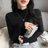 Camiseta base blanca para mujer para invierno, nuevo suéter de moda de cuello medio alto con bordes rizados, top de punto de cuello medio