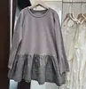 Camiseta blanca de manga larga con ribete de encaje de ballet para mujer, atuendo de otoño 2026, combinada con una camiseta interior