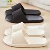 Nuevos modelos de primavera 2026 para hombre, pantuflas tipo slip-on para exteriores con sensación cómoda, sandalias de EVA antideslizantes para baño y uso en casa para mujer, para interiores