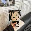 Bolso cubo de moda de lunares transfronterizo, bolso de hombro versátil y elegante estilo coreano para el uso diario y el trabajo, bolso cruzado de color block de nicho