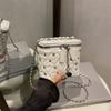 Bolso acolchado tipo caja con tachuelas de diamante e hilo de bordado, Nuevo estilo verano 2025, Bolso cruzado acolchado con cadena inspirado en Chanel