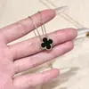Versão Alta Mais Vendida Colar de Trevo de Quatro Folhas Dourado V para Mulheres Esculpido com Precisão CNC Calcedônia Roxa Natural Corrente de Clavícula Flor Única Versátil Atacado