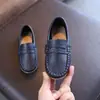 Zapatos casuales tipo mocasín para bebé y niño pequeño de estilo británico, zapatos casuales de cuero con suelas suaves, zapatos sencillos fáciles de poner para niños, superventas de exportación transfronteriza 2026