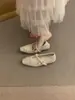 Zapatos Mary Jane de una sola tira esponjosos con pedrería estilo retro para aumentar la altura interior para mujer, estilo otoño e invierno, perfectos con vestidos
