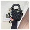 Bolsa Transversal Acolchoada com Bordado de Diamante Estilo Francês de Nicho Pequena Bolsa de Mão Estilo Chanel Chique Simples Versátil para o Dia a Dia Bolsa Princesa Diana