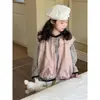 Colete sem mangas estilo coreano com estampa de letras para meninas, nova coleção primavera/outono 2026, colete em forma de botão para moda de bebê