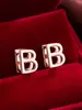 Pendientes de botón casuales de moda populares, creativos, con diseño de letra, simples, versátiles para el día a día, de alta calidad, lujo ligero