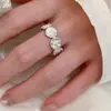 Anillo Minimalista de Moda Estilo Coreano con Diseño Único, Anillo Pequeño de Flor Vintage para Mujer, Versátil de Lujo Ligero Nuevo Accesorio de Mano al por Mayor