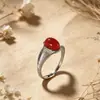 Anel Elegante para o Dia a Dia em Prata S925 com Ágata Vermelha do Sul e Acabamento Escovado, Anel Simples e Elegante em Formato de Ovo para o Dedo Indicador