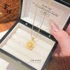 Colgante de Flor de Rosa con Pétalos Superpuestos en Oro Arena con Diamantes, Chapado en Cobre Dorado Microincrustado, Cadena Versátil de Moda para Suéter, Lujo Ligero y Exquisito