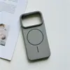 Adequado para iPhone 17, capa de telefone simples e de alta qualidade, sucção magnética suave, toque semelhante à pele, capa de telefone de PC anti-queda de cobertura total para Apple 16