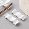 Soporte de Palillos de Cerámica de Doble Propósito para Sostener Palillos y Cucharas Públicos, Reposapalillos de Hotel, Vajilla de Restaurante, Blanco Puro con Borde Dorado, Logo Personalizado