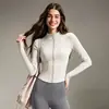 Conjunto deportivo de dos piezas para yoga para mujer: Chaqueta ajustada con cremallera y cuello alto y pantalones de tiro alto elásticos con tacto nude para entrenamientos en el gimnasio