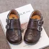 Zapatos de Cuero para Niños 2026 Otoño Nuevo Estilo Cuero Suave Retro Zapatos de Una Sola Pieza Estilo Británico Nicho Tallados Zapatos Pequeños de Cuero para Niñas Doble Hebilla