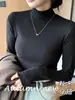 Camisa de Base Listrada com Gola Alta Meia-Boca H527 para Mulheres, Modelagem Slim Fit, Top de Manga Longa com Gola Média que Pode Ser Usado Por Dentro ou Por Fora da Tricot