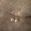 Brincos de pérolas leves e luxuosos com strass, design de nicho feminino, clipe de orelha sem furos para orelha, novos brincos simples e explosivos de 2024