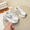 Novo Tênis Esportivo Infantil de Outono para Meninas com Malha Respirável para Meninos Bebês Sapatos de Pai Antiderrapante Solado Macio para Corrida