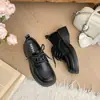 Zapatos de cuero negros versátiles para mujer de estilo británico con suela gruesa, nuevo modelo 2026 para primavera y otoño, combinados con faldas, zapatos de tacón bajo retro franceses de corte profundo