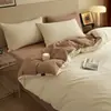 Conjunto de Roupa de Cama Quatro Peças de Algodão Puro Escovado Espesso de Luxo Leve, Lençol de Algodão com Toque de Alta Qualidade, Capa de Edredom, Conjunto de Três Peças para Cama de Solteiro